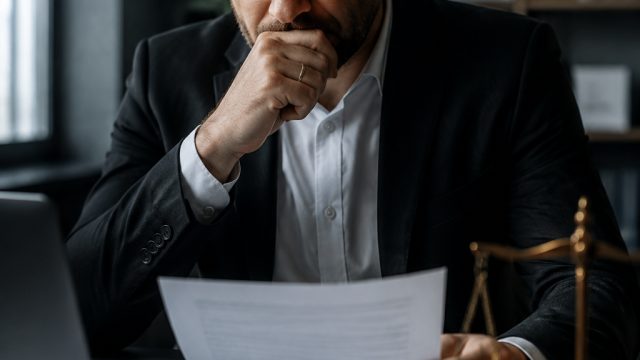 What are the risks when an enterprise pays social security for employees according to the minimum base?